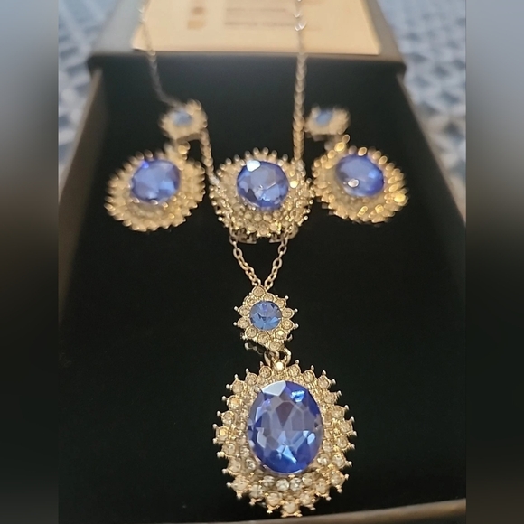 Jewelry - Elegant 4 Pc Simulated Blue Saphire Jewelry Set White Gold Plated